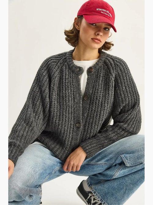 Cardigan in maglia con chiusura a bottoni lucci - Kiabi Cardigan in maglia con chiusura a bottoni lucci - Kiabi