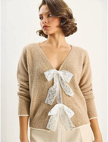 Cardigan in maglia con scollo a v e chiusura con laccetti in pizzo lucci