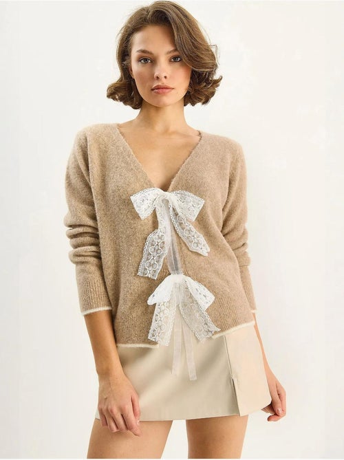 Cardigan in maglia con scollo a v e chiusura con laccetti in pizzo lucci - Kiabi Cardigan in maglia con scollo a v e chiusura con laccetti in pizzo lucci - Kiabi