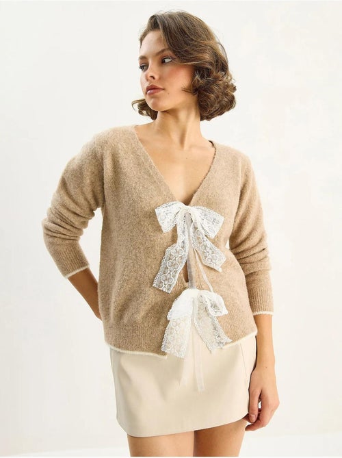 Cardigan in maglia con scollo a v e chiusura con laccetti in pizzo lucci - Kiabi Cardigan in maglia con scollo a v e chiusura con laccetti in pizzo lucci - Kiabi
