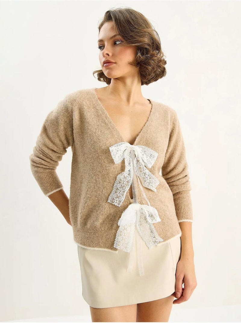 Cardigan in maglia con scollo a v e chiusura con laccetti in pizzo lucci Beige argilla - Kiabi