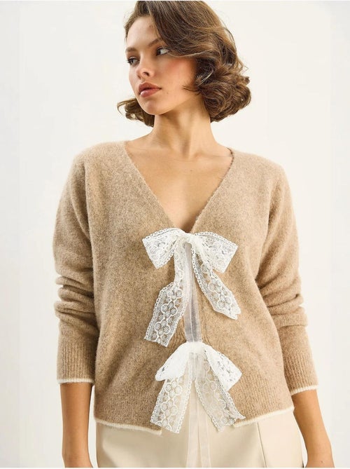 Cardigan in maglia con scollo a v e chiusura con laccetti in pizzo lucci - Kiabi Cardigan in maglia con scollo a v e chiusura con laccetti in pizzo lucci - Kiabi