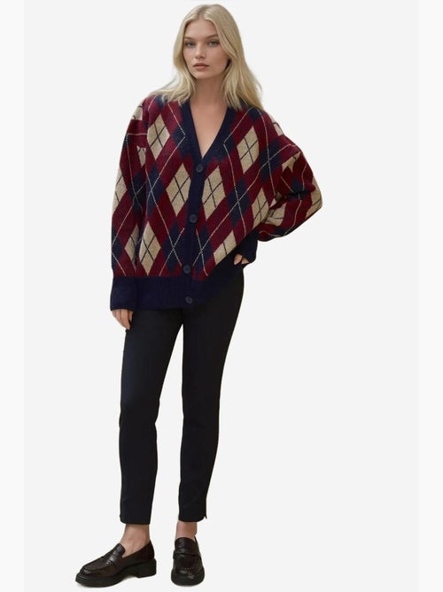 Cardigan lungo in maglia geometrica con scollo a v e bottoni hiccup - Kiabi Cardigan lungo in maglia geometrica con scollo a v e bottoni hiccup - Kiabi