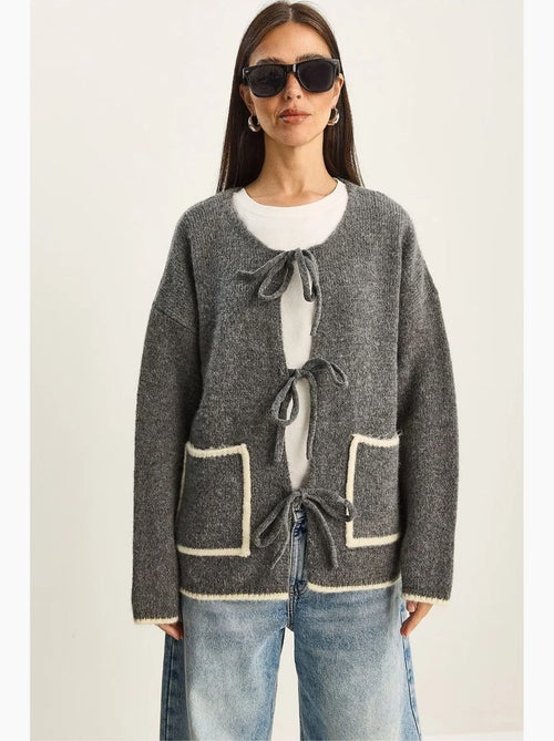 Cardigan oversize in maglia con chiusura a laccetto lucci - Kiabi Cardigan oversize in maglia con chiusura a laccetto lucci - Kiabi