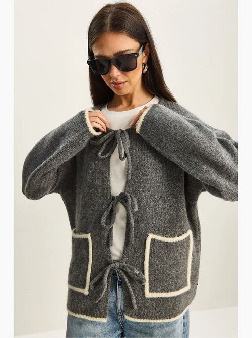 Cardigan oversize in maglia con chiusura a laccetto lucci - Kiabi Cardigan oversize in maglia con chiusura a laccetto lucci - Kiabi