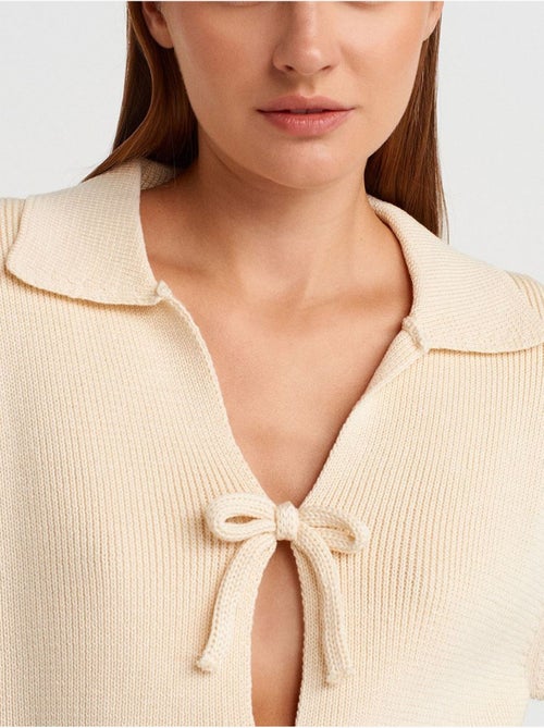 Cardigan polo da donna in acrilico a coste con chiusura frontale con laccetto - Kiabi Cardigan polo da donna in acrilico a coste con chiusura frontale con laccetto - Kiabi