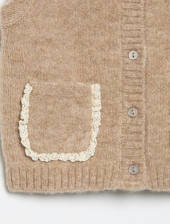 Cardigan senza maniche con tasche ricamate