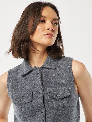 Cardigan senza maniche con tasche sul petto