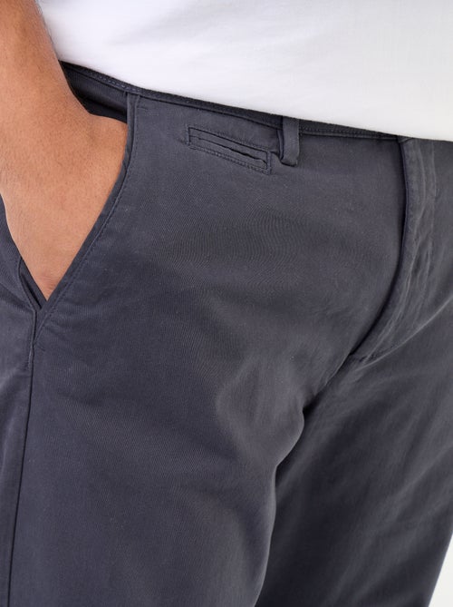Chino a tinta unita a vita regolare - Kiabi Chino a tinta unita a vita regolare - Kiabi