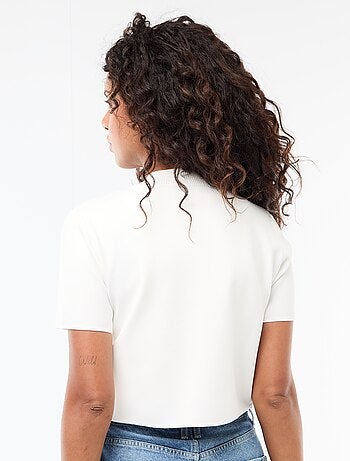 Chiusura con gioiello dorato al collo