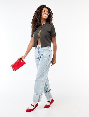 Chiusura con gioiello dorato al collo