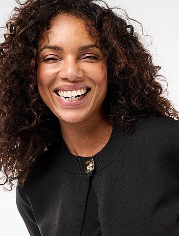 Chiusura con gioiello dorato al collo