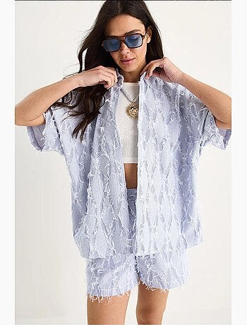 Completo camicia oversize a righe e pantaloncini lucci