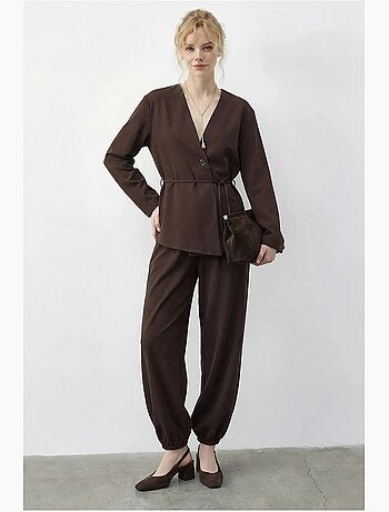 Completo coordinato con scollo a v, maniche lunghe e vita elasticizzata lucci