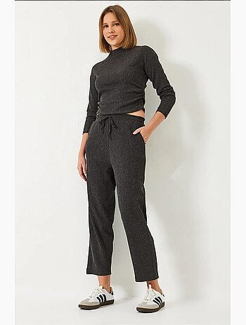 Completo due pezzi composto da top corto e pantaloni con elastico in vita lucci