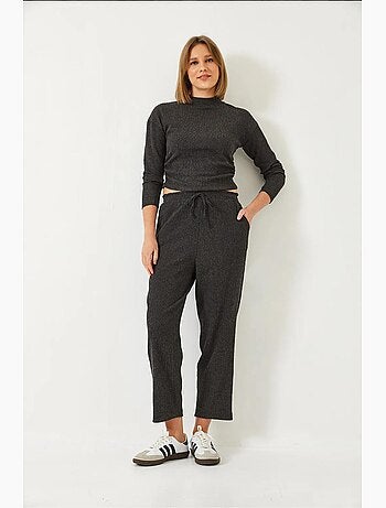 Completo due pezzi composto da top corto e pantaloni con elastico in vita lucci