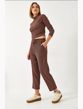 Completo due pezzi composto da top corto e pantaloni con elastico in vita lucci