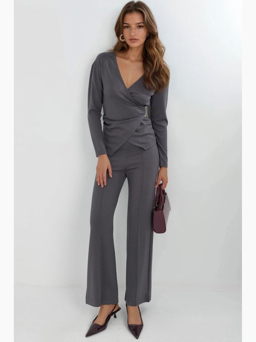 Completo due pezzi con camicetta e pantaloni con dettagli accessorio, hiccup - Kiabi Completo due pezzi con camicetta e pantaloni con dettagli accessorio, hiccup - Kiabi