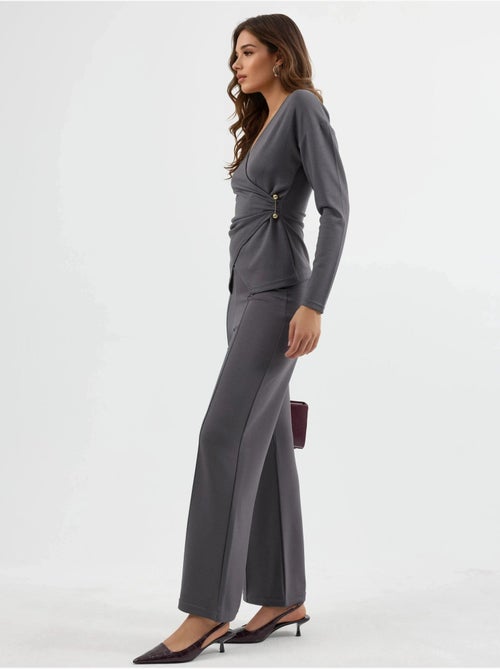 Completo due pezzi con camicetta e pantaloni con dettagli accessorio, hiccup - Kiabi Completo due pezzi con camicetta e pantaloni con dettagli accessorio, hiccup - Kiabi