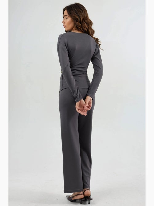 Completo due pezzi con camicetta e pantaloni con dettagli accessorio, hiccup - Kiabi Completo due pezzi con camicetta e pantaloni con dettagli accessorio, hiccup - Kiabi