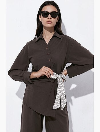 Completo due pezzi con camicia a collo incrociato e pantaloni ampi hiccup