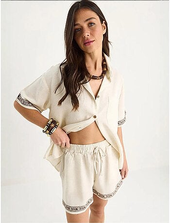 Completo due pezzi con pantaloncini e camicia in lino con tasche ricamate lucci