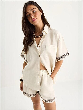 Completo due pezzi con pantaloncini e camicia in lino con tasche ricamate lucci