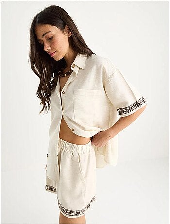 Completo due pezzi con pantaloncini e camicia in lino con tasche ricamate lucci