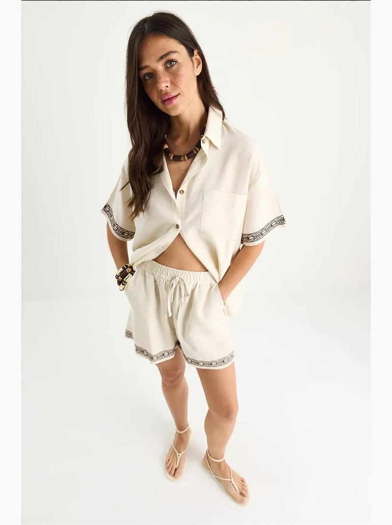 Completo due pezzi con pantaloncini e camicia in lino con tasche ricamate lucci Beige argilla - Kiabi
