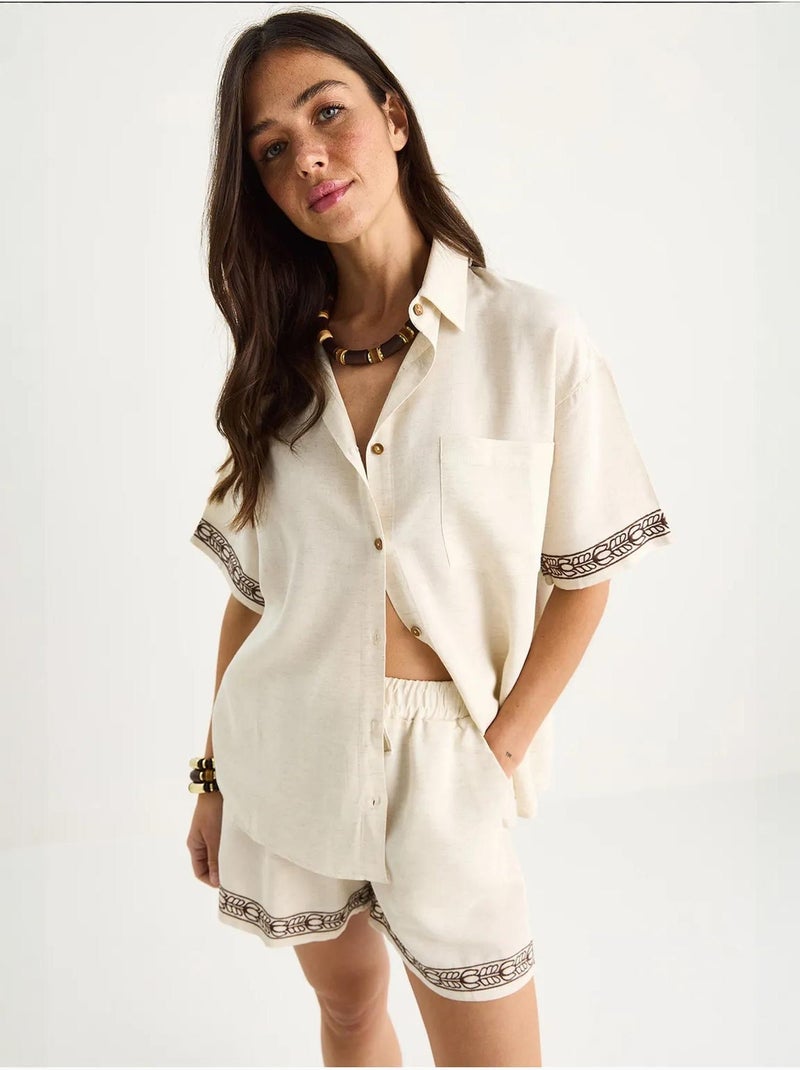 Completo due pezzi con pantaloncini e camicia in lino con tasche ricamate lucci Beige argilla - Kiabi