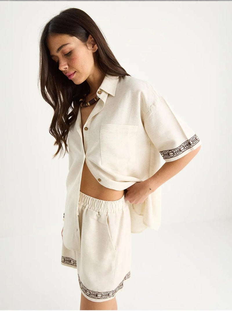 Completo due pezzi con pantaloncini e camicia in lino con tasche ricamate lucci Beige argilla - Kiabi