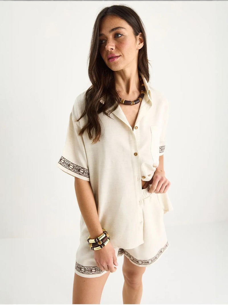 Completo due pezzi con pantaloncini e camicia in lino con tasche ricamate lucci Beige argilla - Kiabi