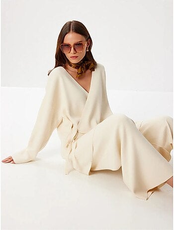 Completo due pezzi in maglia con scollo a v e dettaglio a nodo oversize, istanbul