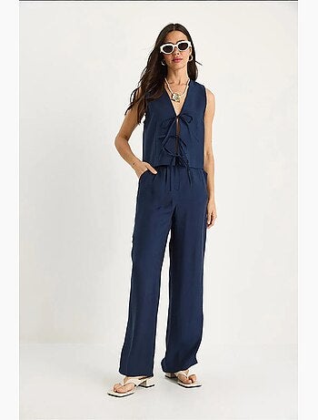 Completo due pezzi in modal con gilet annodato in vita e pantaloni larghi a vita alta bianco lucci