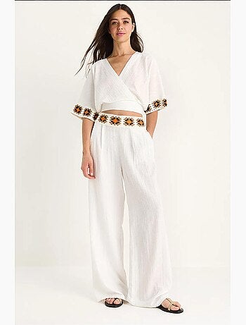 Completo pantaloni a vita alta con cintura e colletto incrociato in maglia bianco lucci