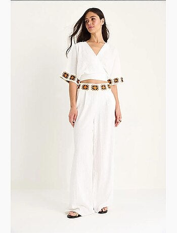 Completo pantaloni a vita alta con cintura e colletto incrociato in maglia bianco lucci
