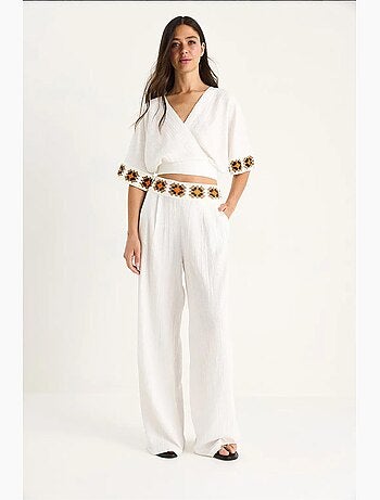Completo pantaloni a vita alta con cintura e colletto incrociato in maglia bianco lucci