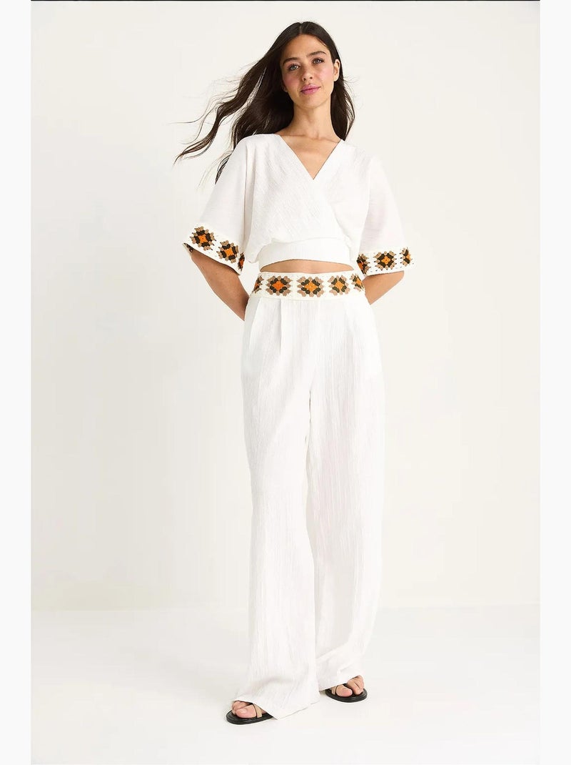 Completo pantaloni a vita alta con cintura e colletto incrociato in maglia bianco lucci Bianco - Kiabi