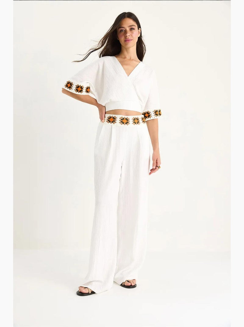 Completo pantaloni a vita alta con cintura e colletto incrociato in maglia bianco lucci Bianco - Kiabi