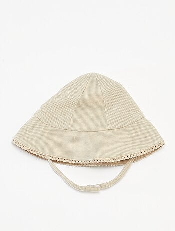 Completo t-shirt + shorts + cappellino bob in tessuto goffrato - 3 pezzi