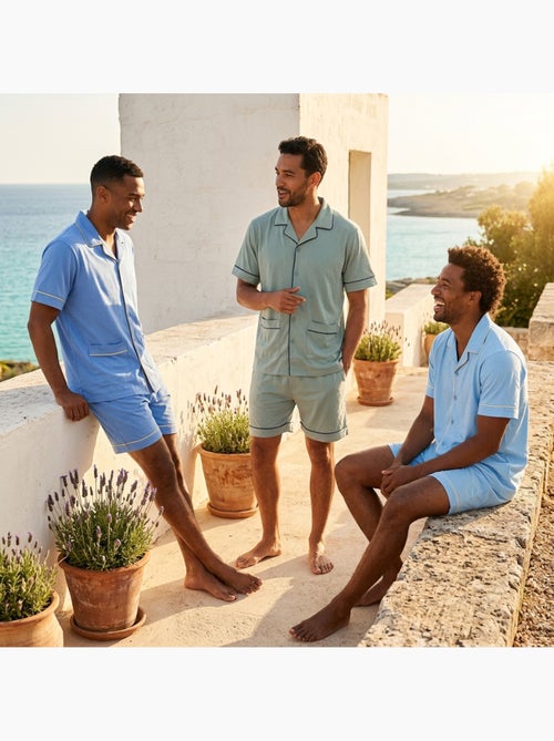 Confezione 3 Pigiami Corti Uomo Cotone Maggioritario, Collo Camicia Bottoni - Kiabi Confezione 3 Pigiami Corti Uomo Cotone Maggioritario, Collo Camicia Bottoni - Kiabi