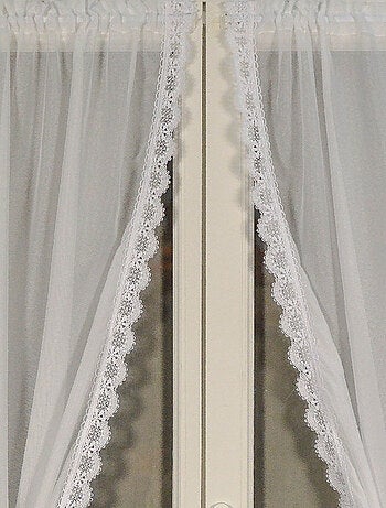 Coppia di tende da donna con bordi in macramè