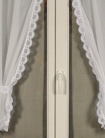 Coppia di tende da donna con bordi in macramè