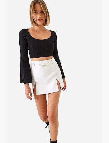 Crop top con dettagli di cucitura lucci