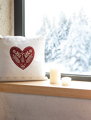 Cuscino da montagna con cuore rosso