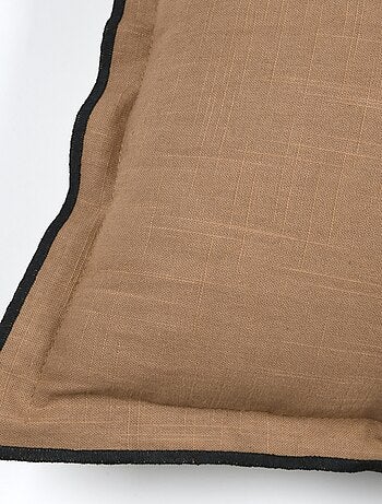 Cuscino piatto in cotone nero con volant smerlato