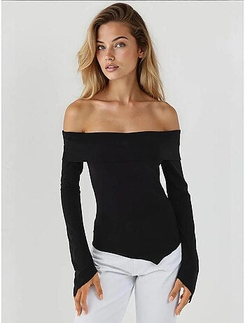 Elegante top aderente con scollo a barca e maniche lunghe