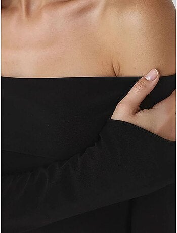 Elegante top aderente con scollo a barca e maniche lunghe