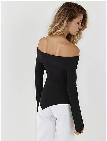 Elegante top aderente con scollo a barca e maniche lunghe