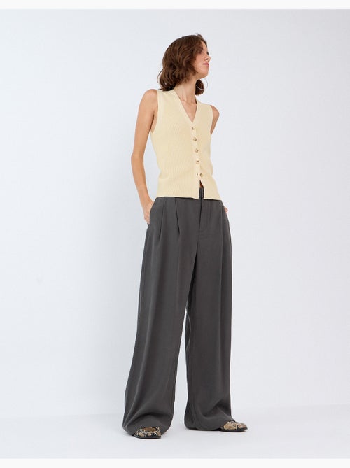 Eleganti pantaloni plissati, mo fashion - Kiabi Eleganti pantaloni plissati, mo fashion - Kiabi